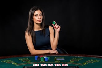 Wie funktionieren Antes und Blinds bei Pokerturnieren?