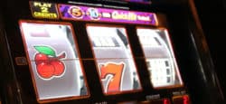 Poker oder Slots: Was passt besser zu welchem Spielertypen?